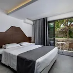 Theatraki Aparthotel 2*