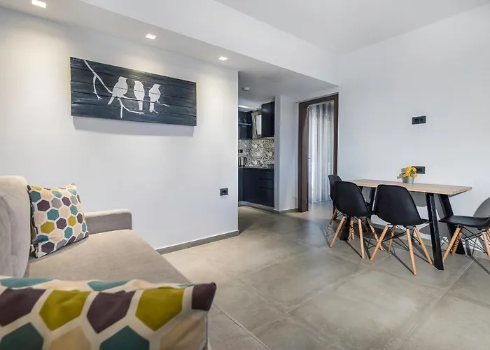 מלון דירות Theatraki 2*