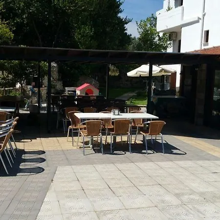 מלון דירות Theatraki 2*